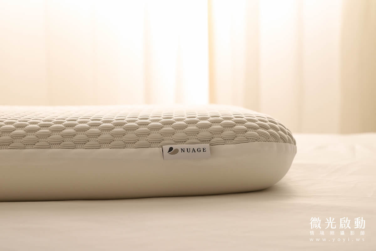 枕頭與床頭櫃的靜態商品攝影，呈現產品的簡潔設計。