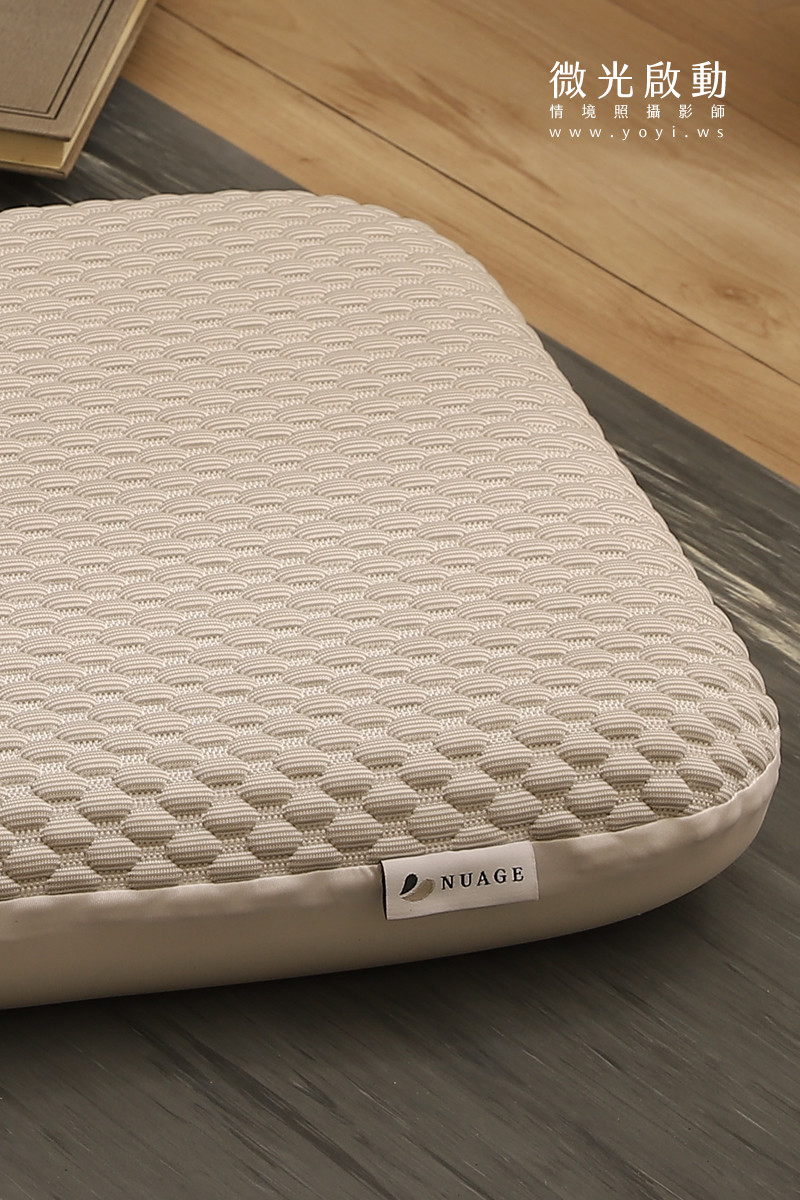 枕頭放置在純白背景上，簡潔明亮的商品特寫。