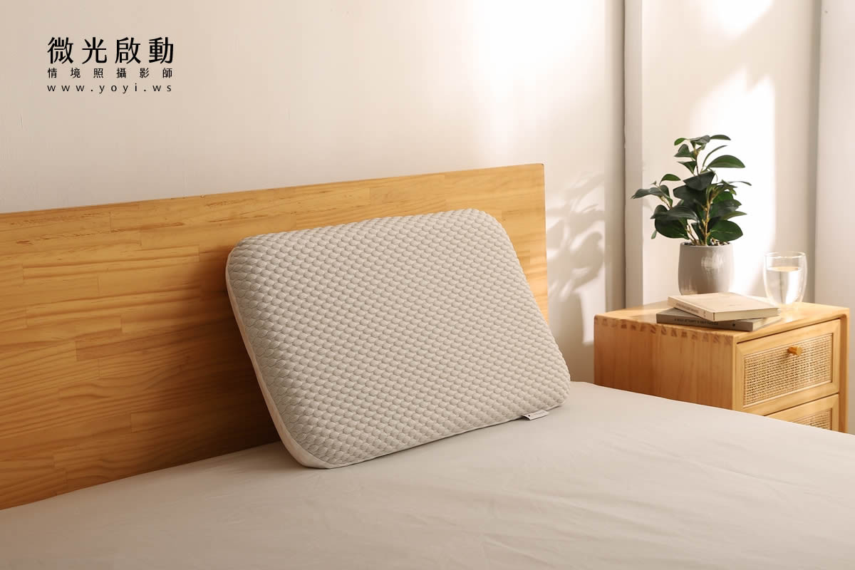 一位女性坐在床上，懷抱著枕頭，享受寧靜時光。