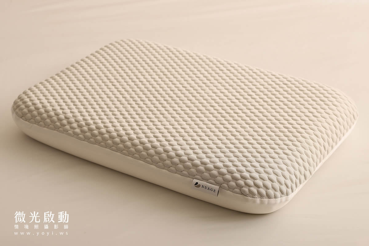 一位女性躺在床上，頭部安穩地枕在枕頭上。