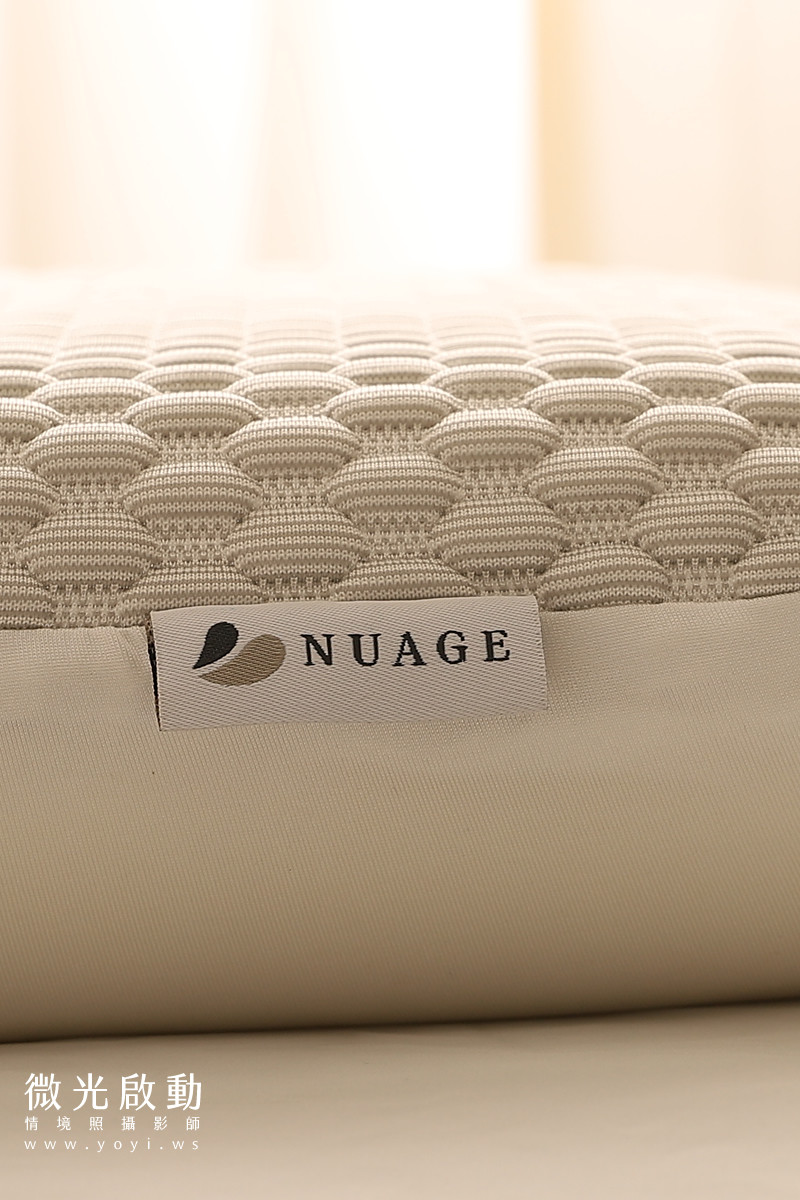 枕頭的側面特寫，凸顯其高度與厚實度。