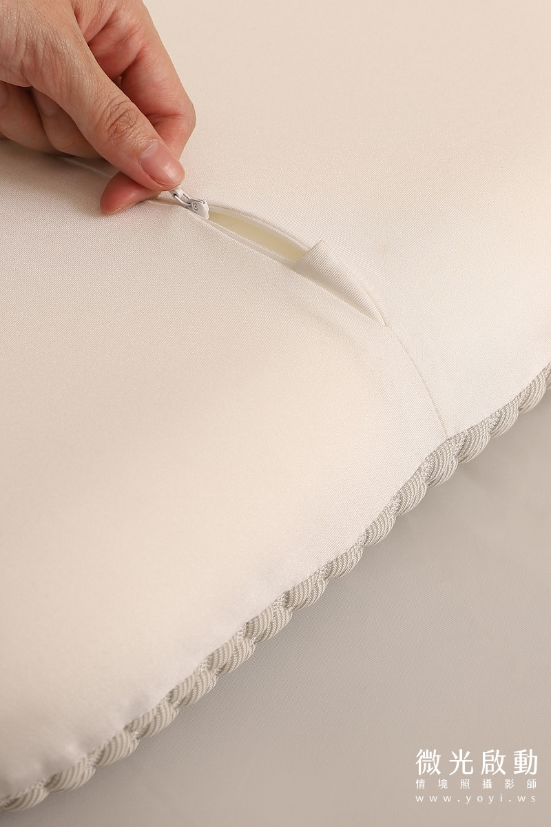 一位女性閉著眼睛，臉頰輕貼著枕頭的特寫。