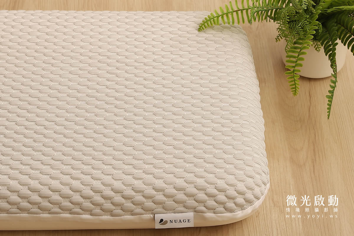 枕頭與其他寢具的組合搭配，呈現完整的臥室氛圍。