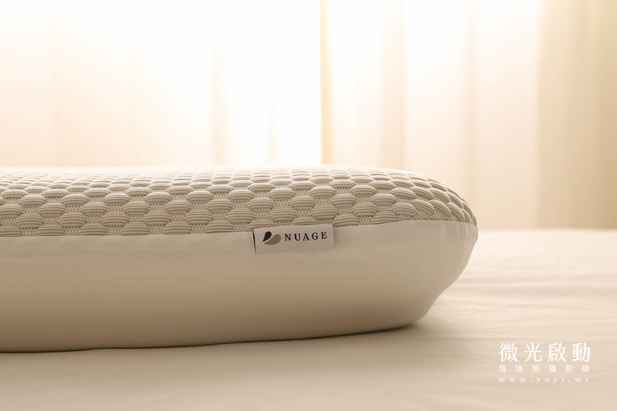 枕頭的表面紋理微距特寫，呈現透氣的結構。