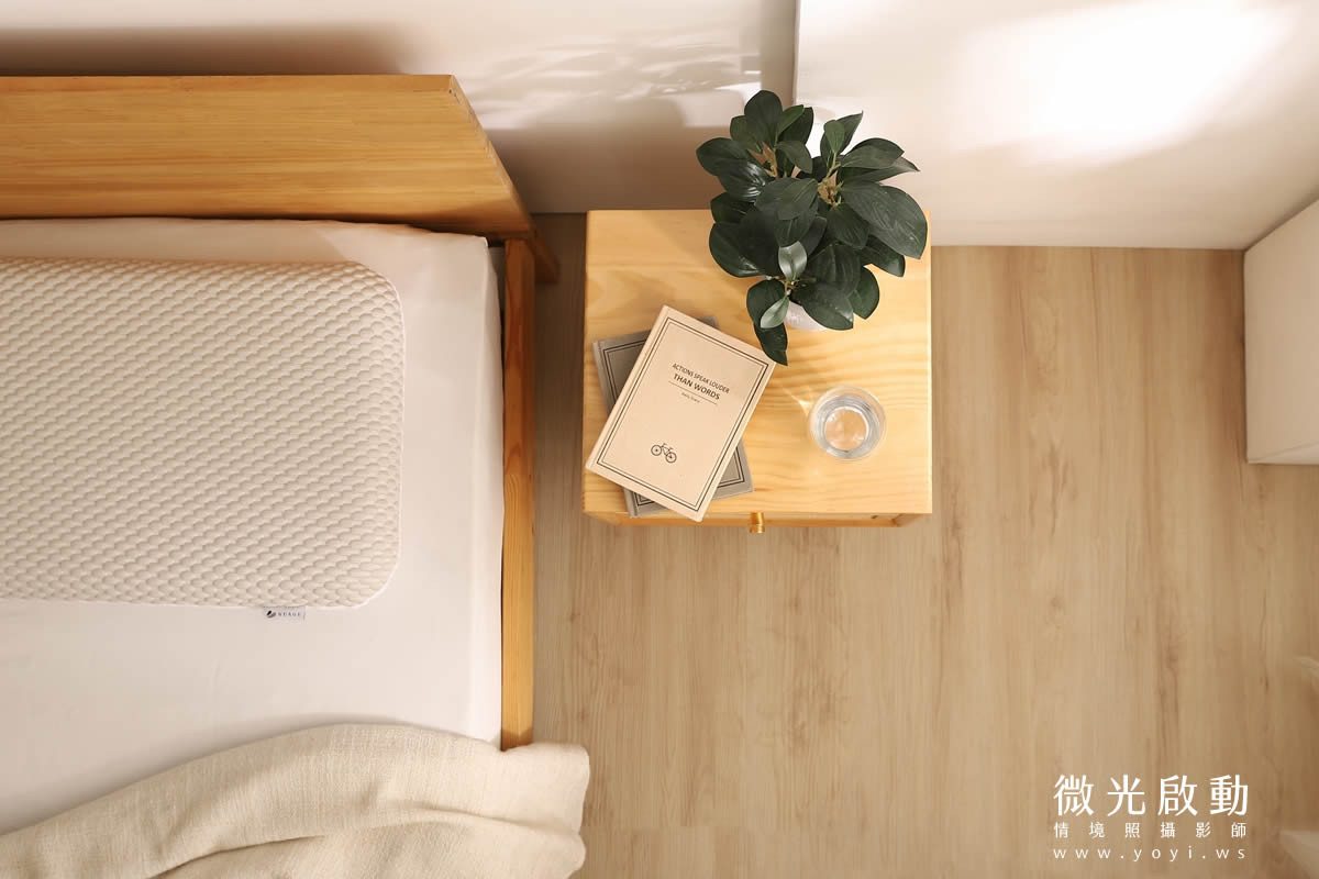 枕頭被擠壓後迅速回彈的動態特寫。