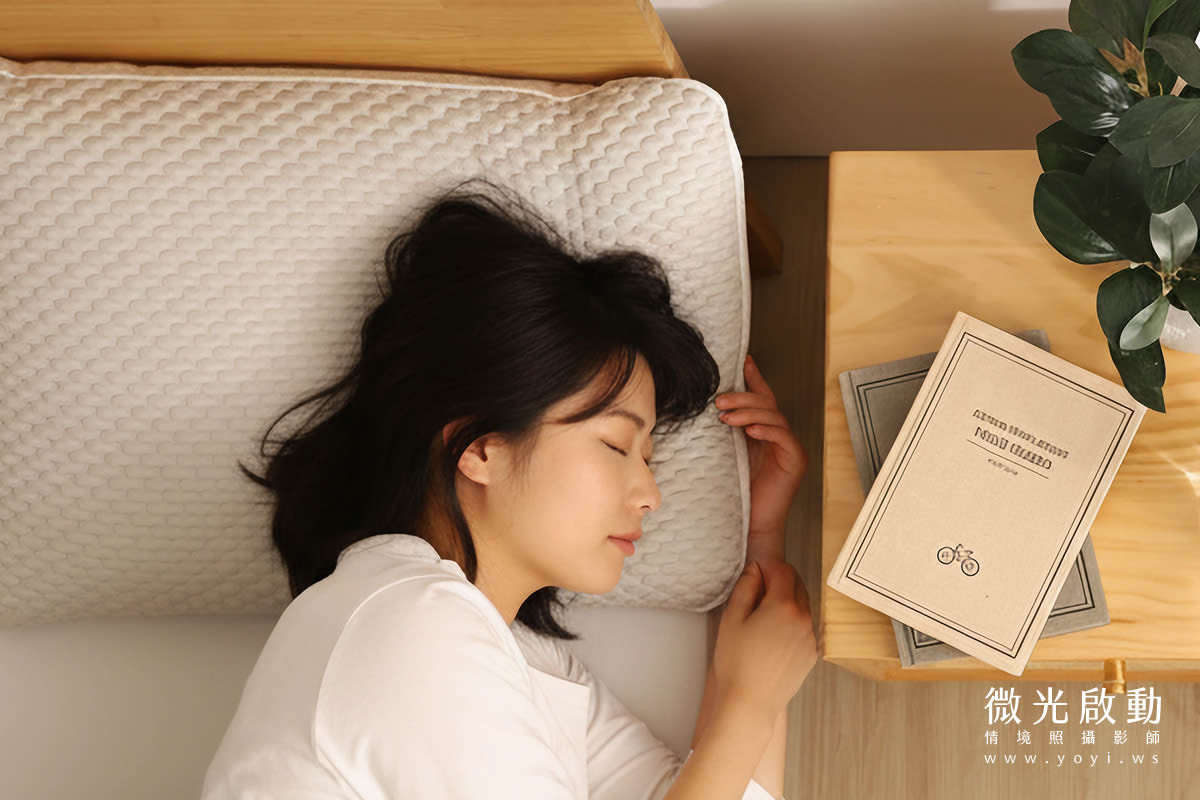 枕頭與其他裝飾品如床頭燈的搭配情境。