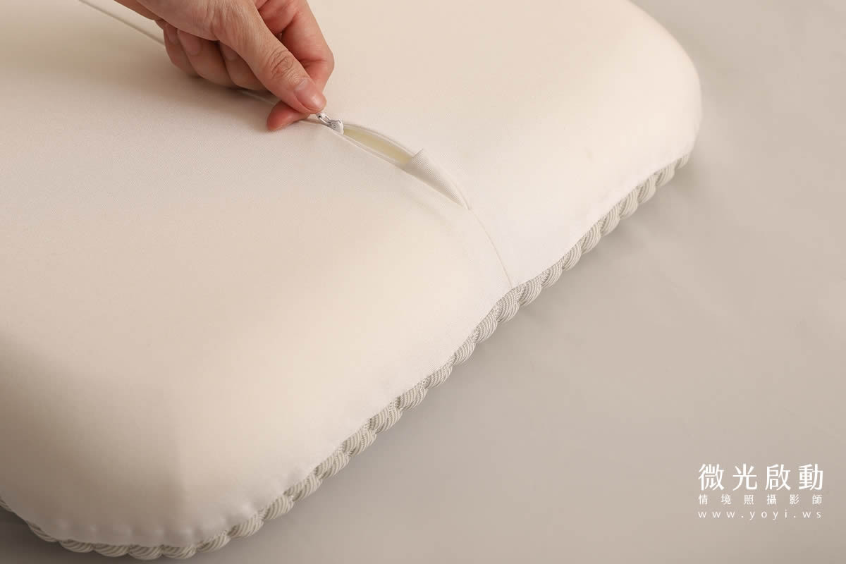 一位女性臉部輕貼枕頭，展現產品的柔軟。