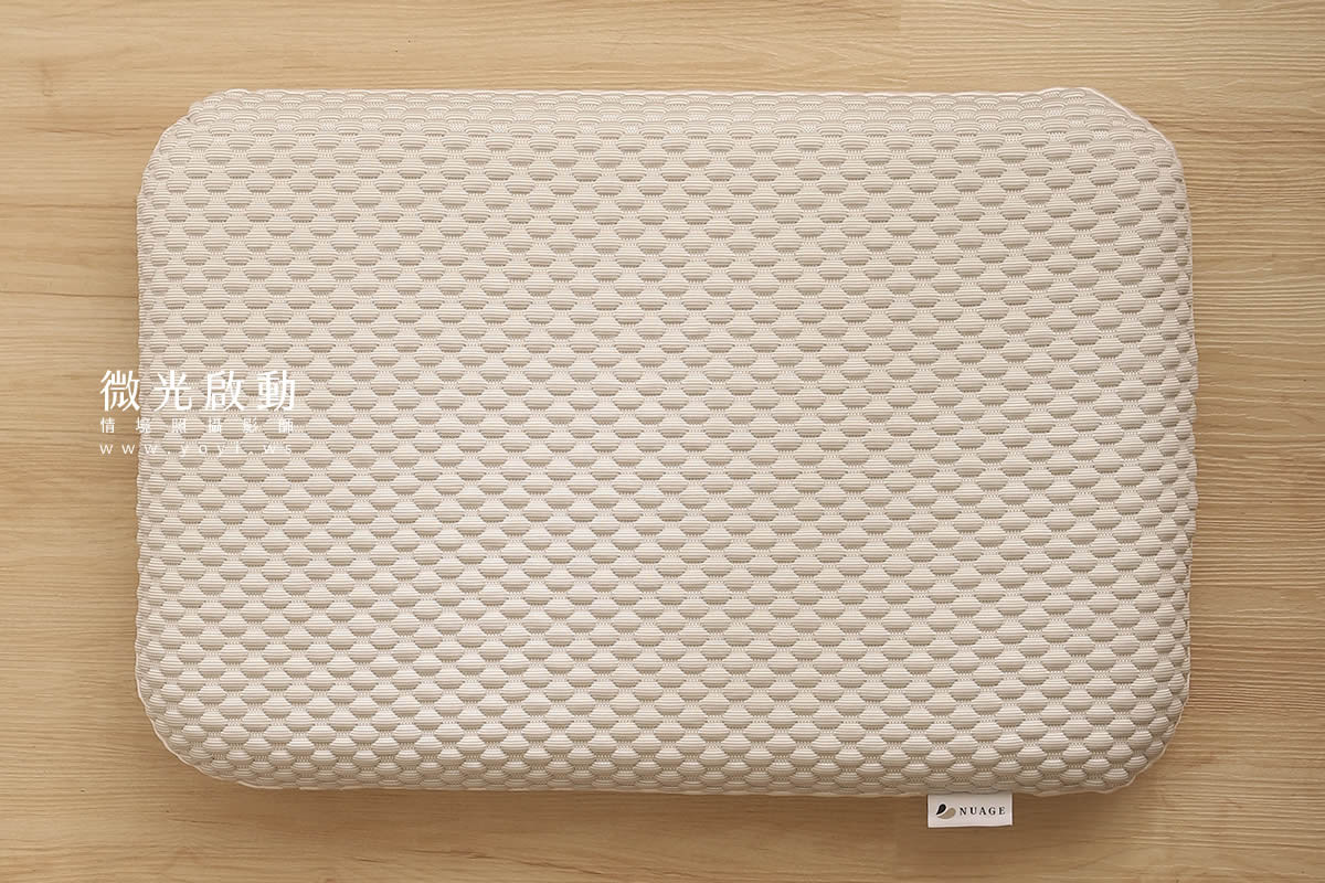 枕頭的邊緣與縫線特寫，呈現精細的做工。