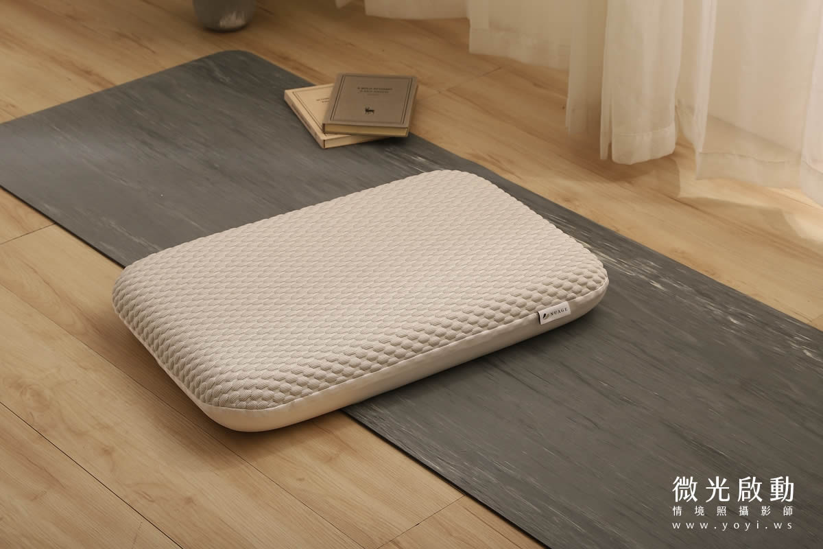 枕頭與棉被、床單的層次搭配，畫面溫暖。