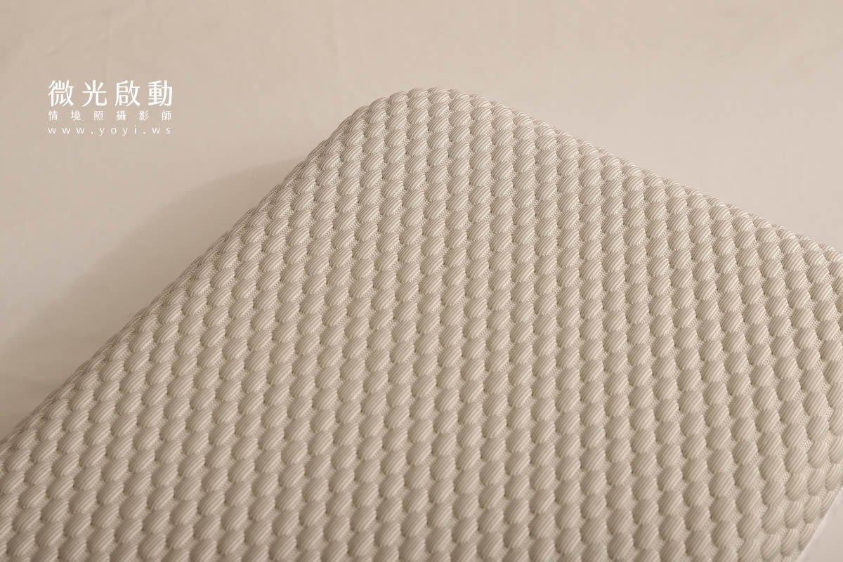 一位女性雙手輕輕放在枕頭上，閉眼感受。