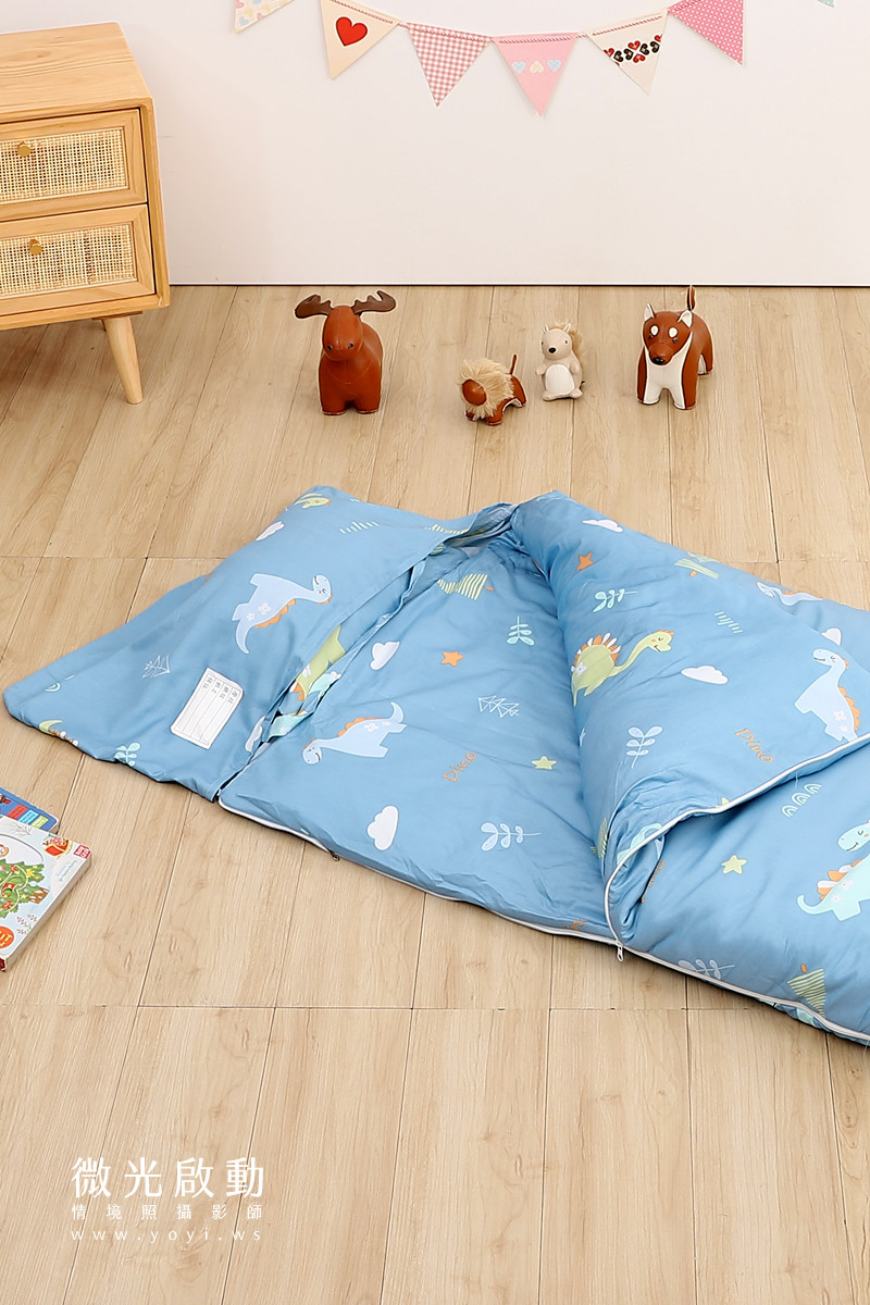 兒童寢具攝影：柔軟雲朵造型床墊，搭配月亮星星抱枕，營造夢幻夜空主題。