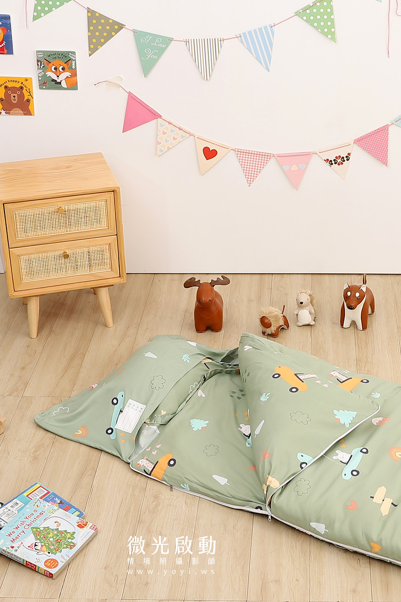 兒童寢具攝影：可愛寶寶趴臥在雲朵床墊上，好奇地看向鏡頭，畫面充滿童趣與活力。