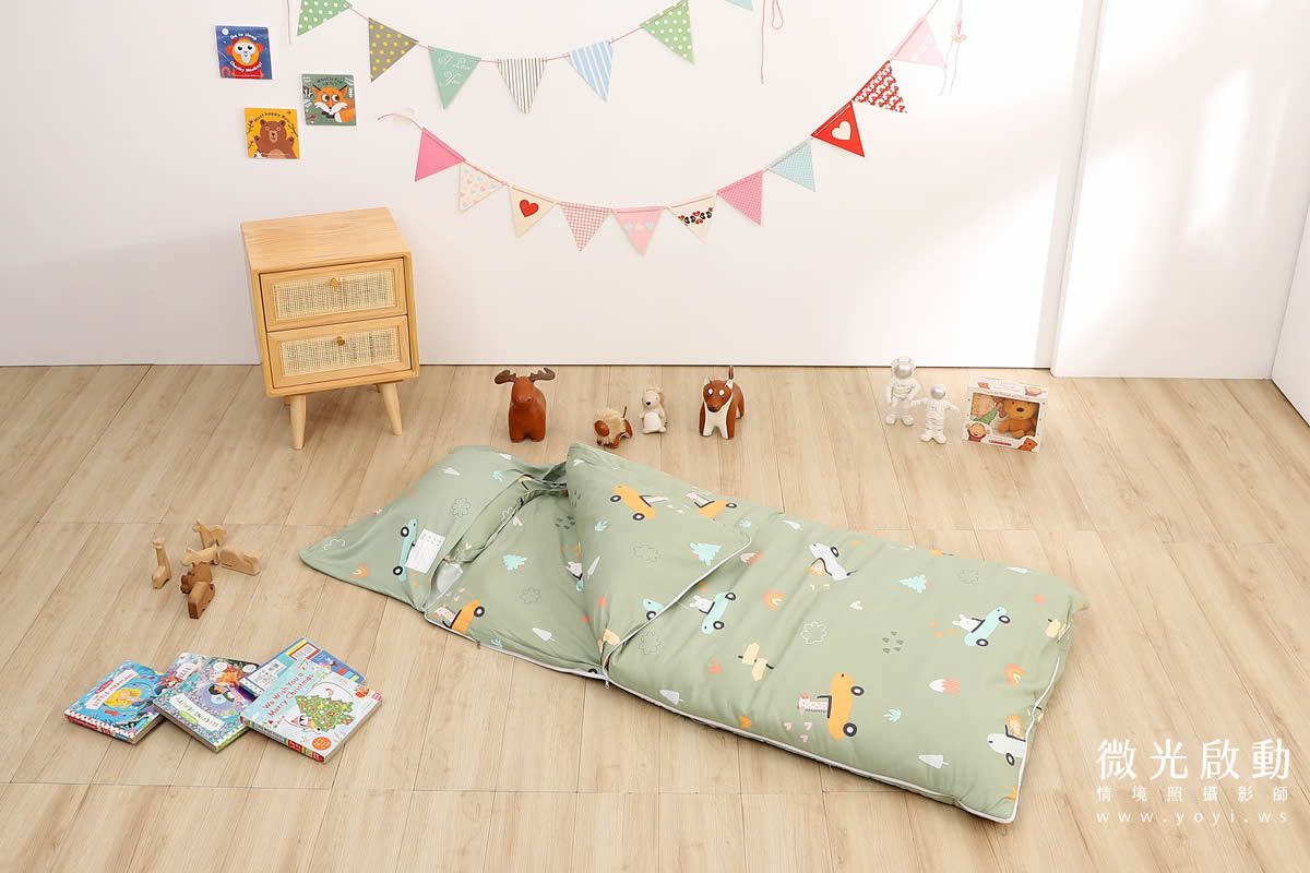 寢具攝影：寶寶在月亮抱枕旁熟睡，雲朵床墊輕柔承托，畫面溫馨寧靜，凸顯寢具的優質睡眠環境。