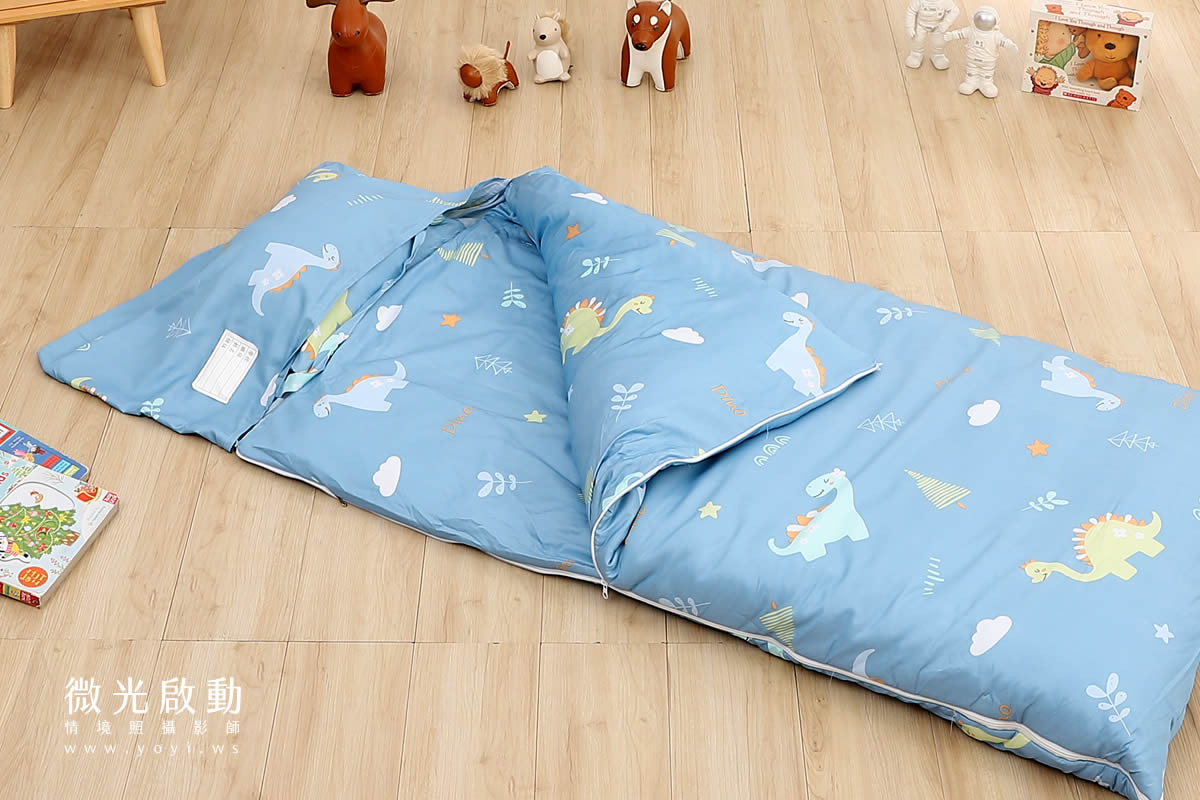 兒童商品攝影：特寫寶寶的臉龐與柔軟的雲朵寢具，強調產品的親膚材質與精緻車工。