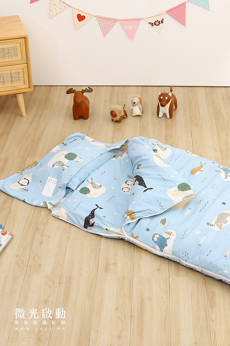 寢具攝影：寶寶熟睡的特寫鏡頭，捕捉到寧靜祥和的片刻，用以傳達寢具為寶寶帶來的優質睡眠體驗。