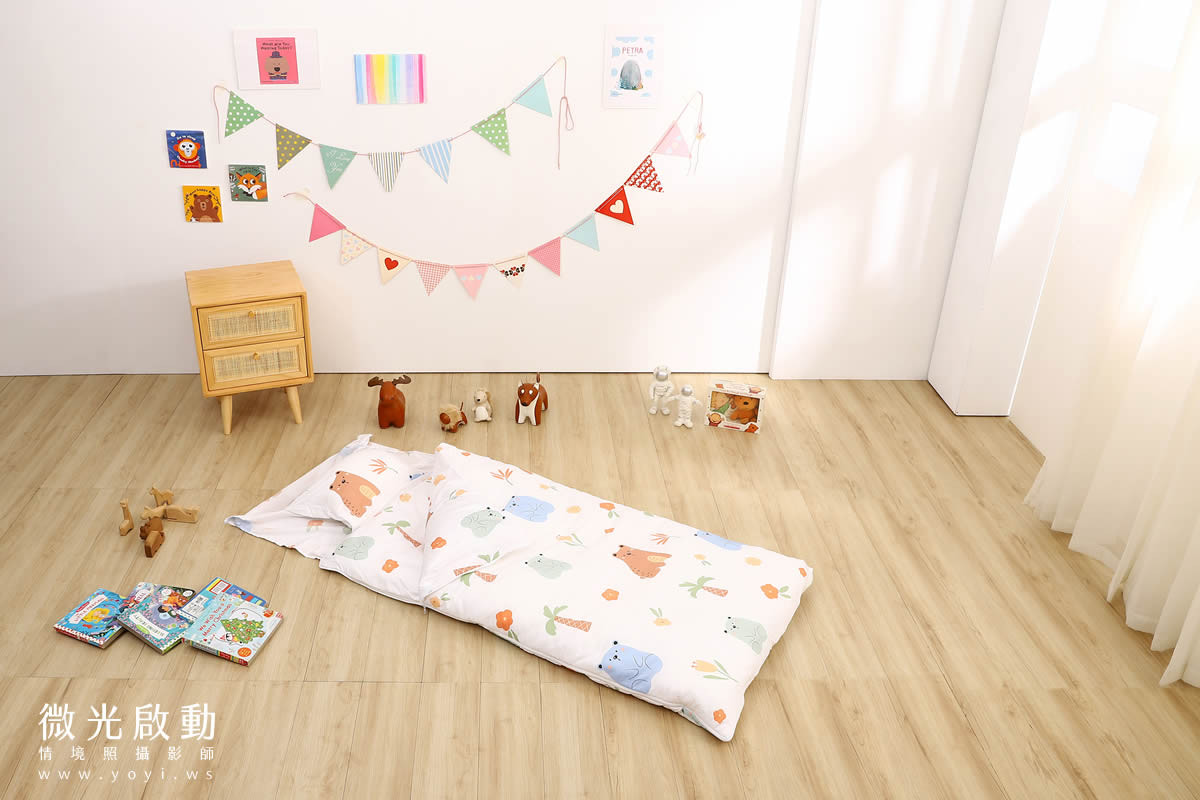 兒童寢具攝影：特寫寶寶側臉與雲朵造型抱枕，展現寢具柔軟蓬鬆的觸感，以及作為拍照道具的可愛性。