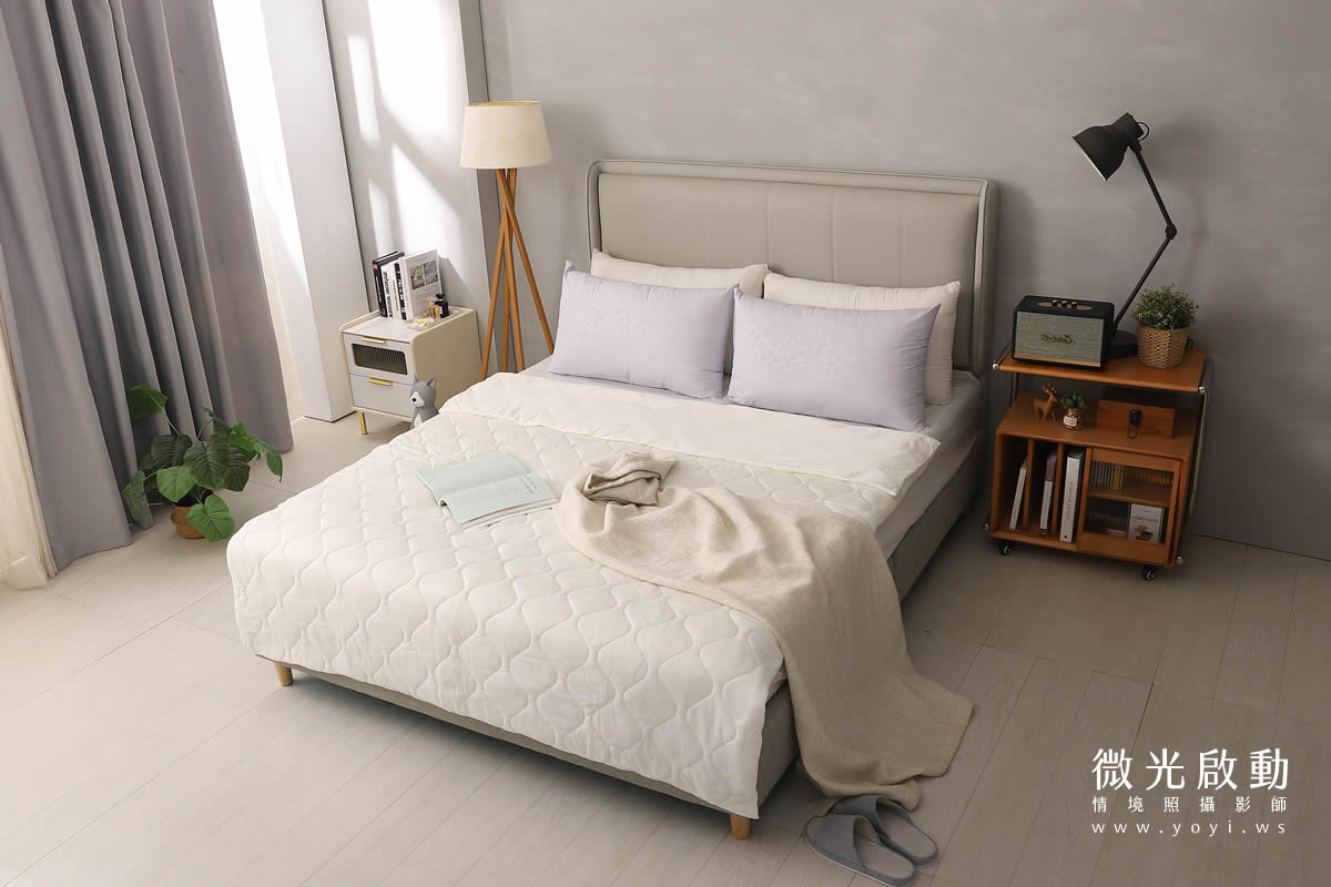 寢具商品攝影｜暖橘色調雙人床組與靠枕情境攝影 3