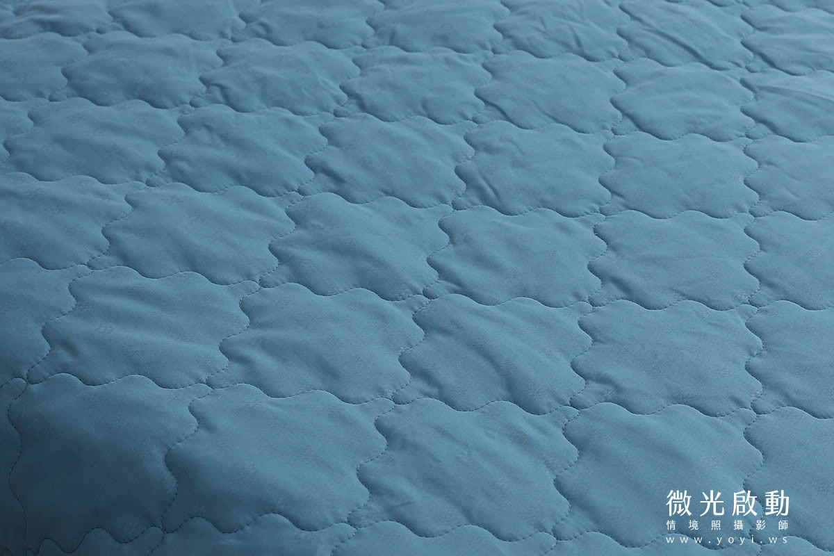 簡約風格臥室，木質床架與白色寢具搭配，專業寢具商品攝影，提供攝影棚租景服務