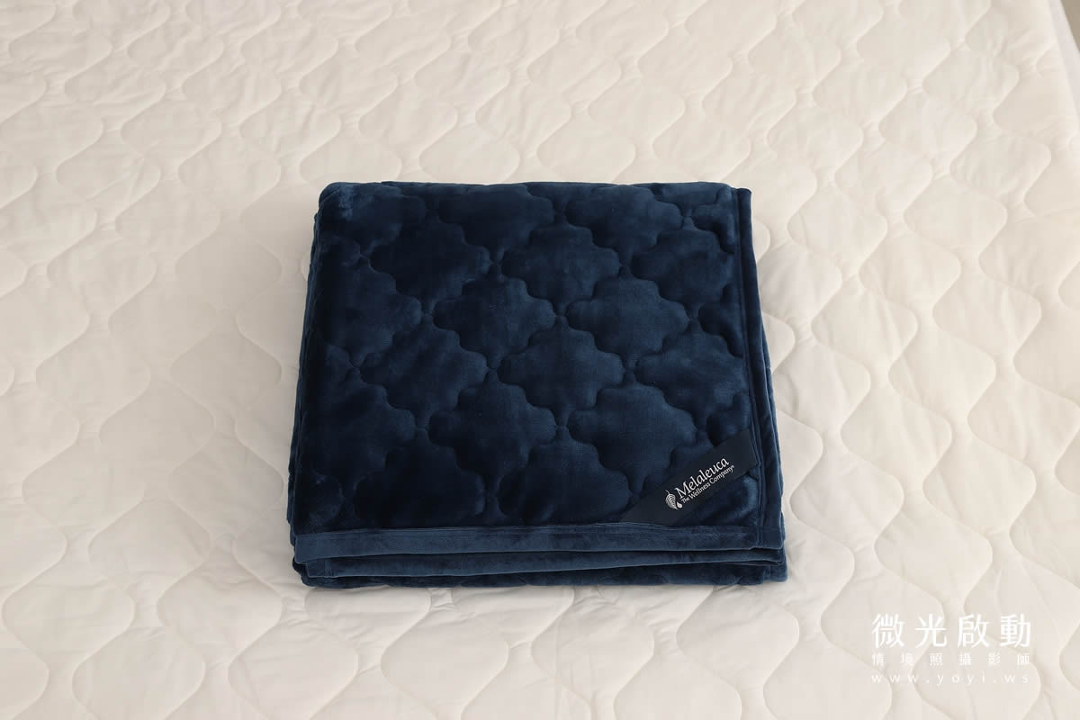 日系簡約臥室場景，溫馨光線，適合拍攝床墊、枕頭、床包組等寢具商品