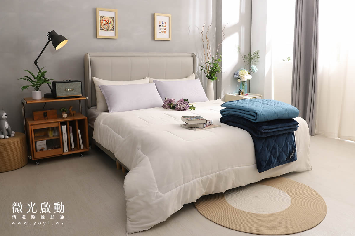 藍綠色與灰色寢具搭配，清新自然風格，呈現放鬆身心的居家氛圍