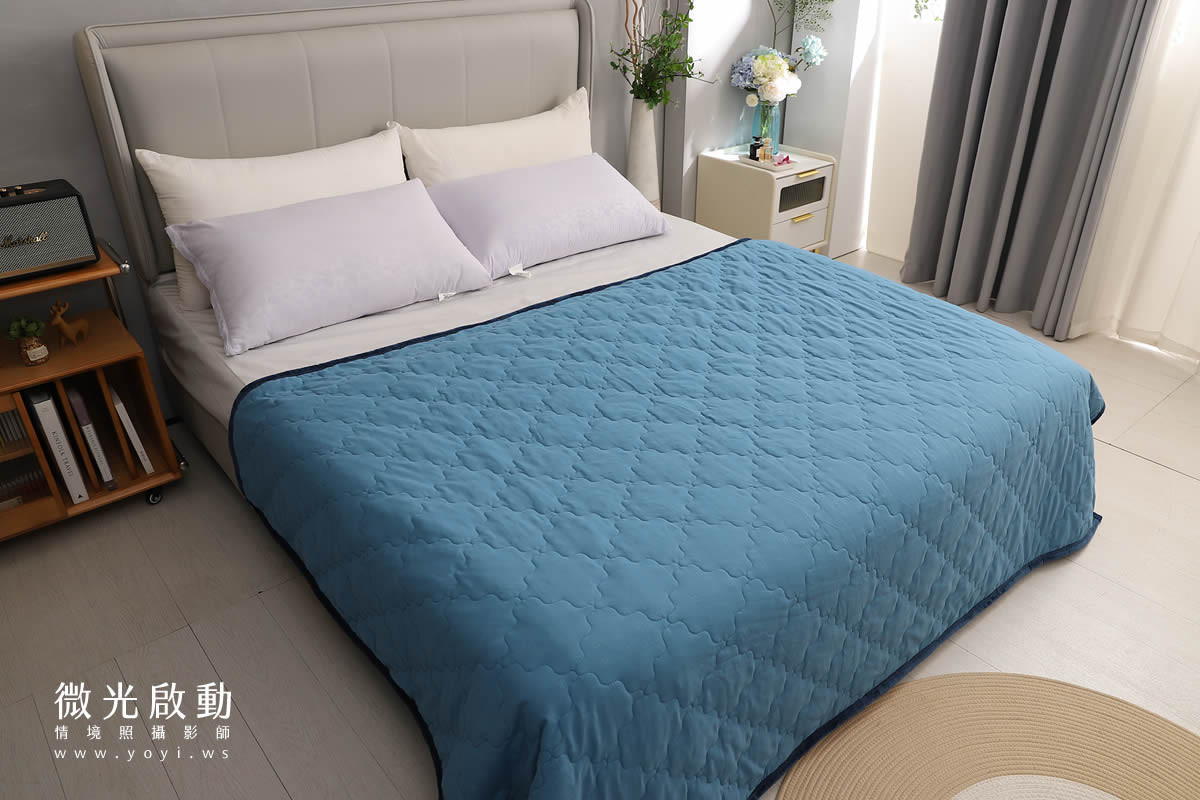 女性模特兒在床上放鬆，輕鬆自在的情境，強調床墊的柔軟與舒適