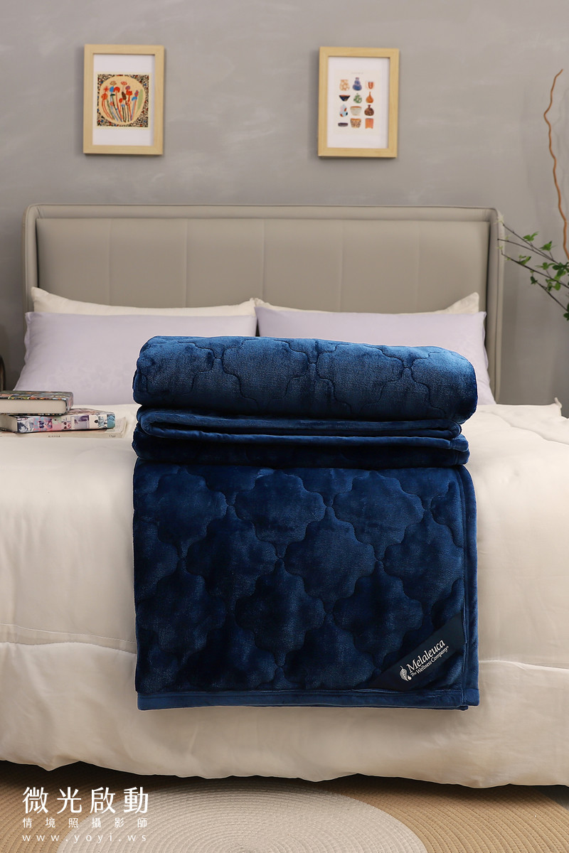 簡約臥室情境攝影，女性坐姿閱讀，自然光線營造溫馨感，適合生活風格拍攝