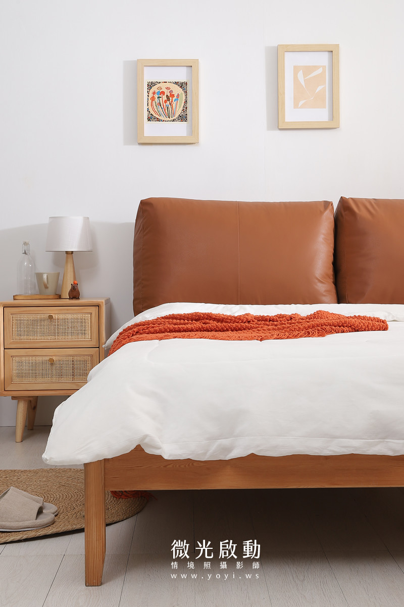 乾淨明亮的攝影棚租景，自然光線下拍攝床墊商品，呈現質感與舒適