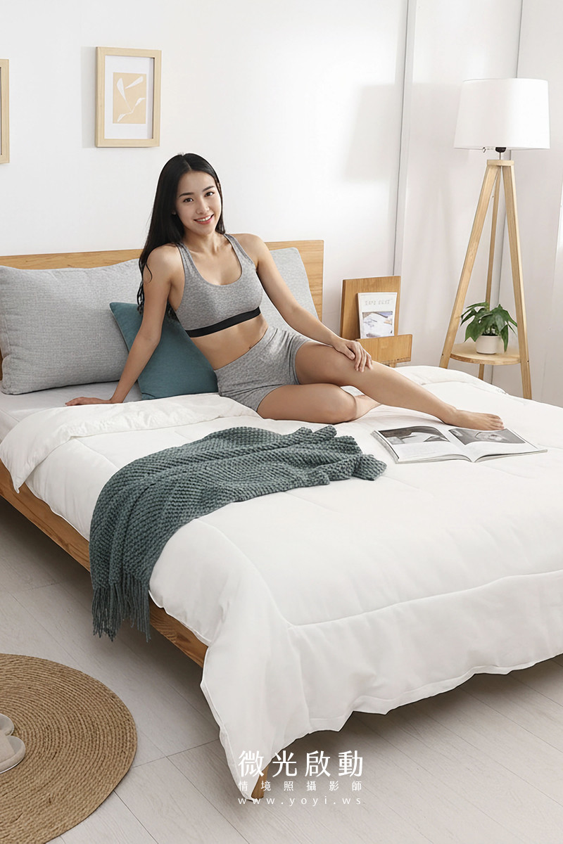 淺木色床架與床頭櫃，床邊擺放綠色植物，專業寢具商品攝影，攝影棚租景