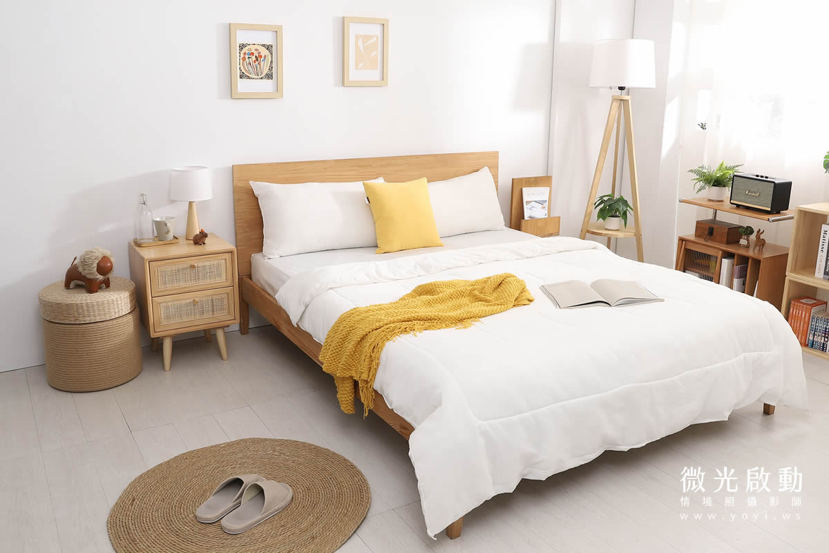 淺灰色與深灰色寢具搭配，沉穩日系風格臥室，質感床墊攝影，營造寧靜睡眠空間