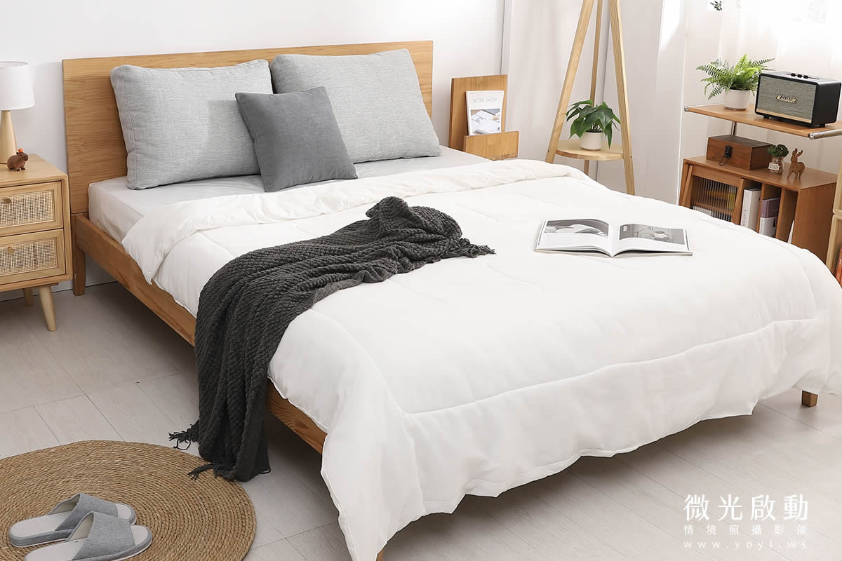 焦糖色皮革床頭靠墊，搭配橘色針織毯，溫暖復古風格臥室，提升居家質感攝影