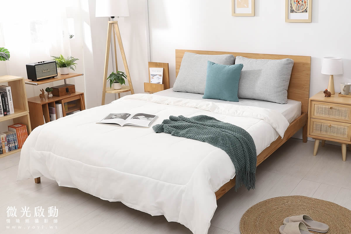 清新藍綠色抱枕，淺灰色床單，營造日系清新感臥室，居家攝影棚租借