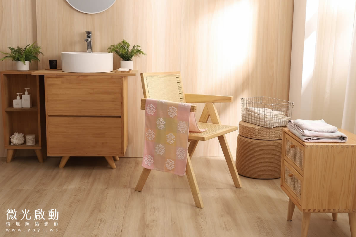 實木浴室櫃，搭配白色陶瓷面盆與藤編收納籃，浴室風格清新溫馨。