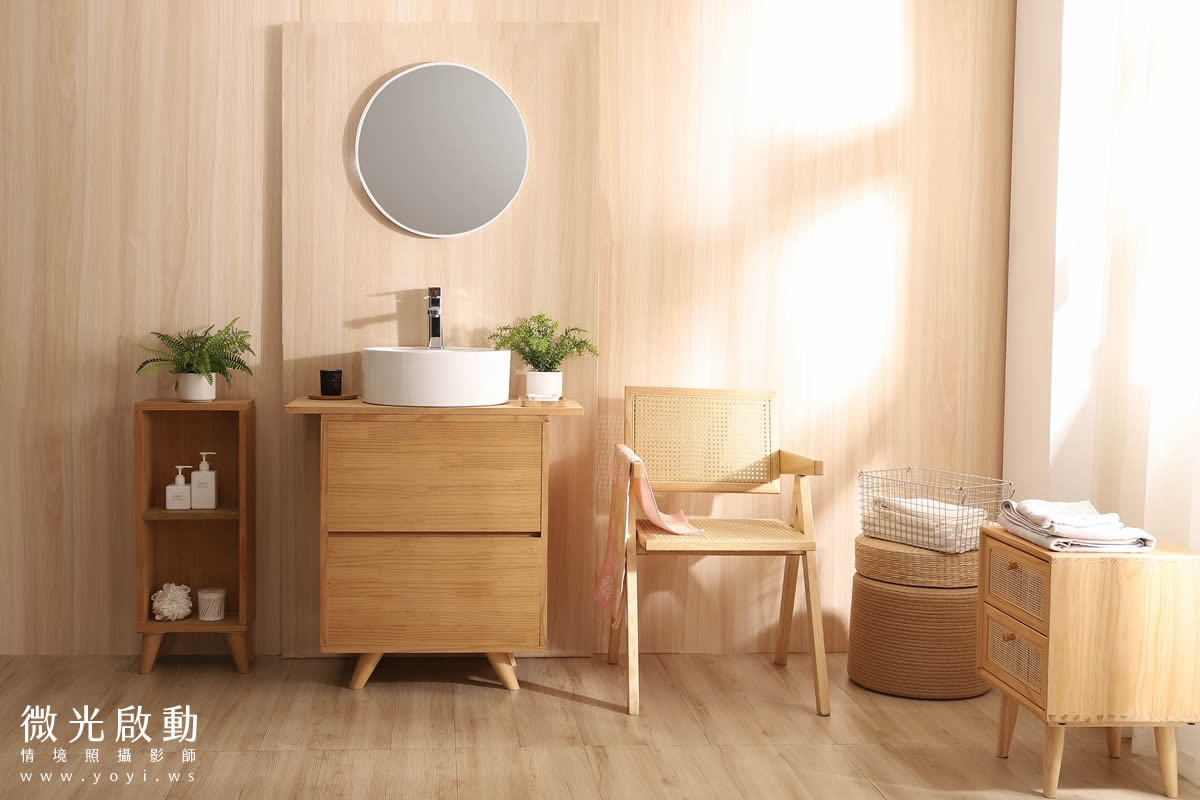 實木浴室櫃特寫，展示面盆、水龍頭、植栽與置物架，呈現產品的精緻細節。