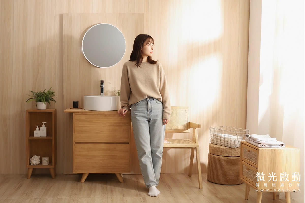 一位女性站在實木浴室櫃旁，展現產品與人物互動的空間比例與生活情境。