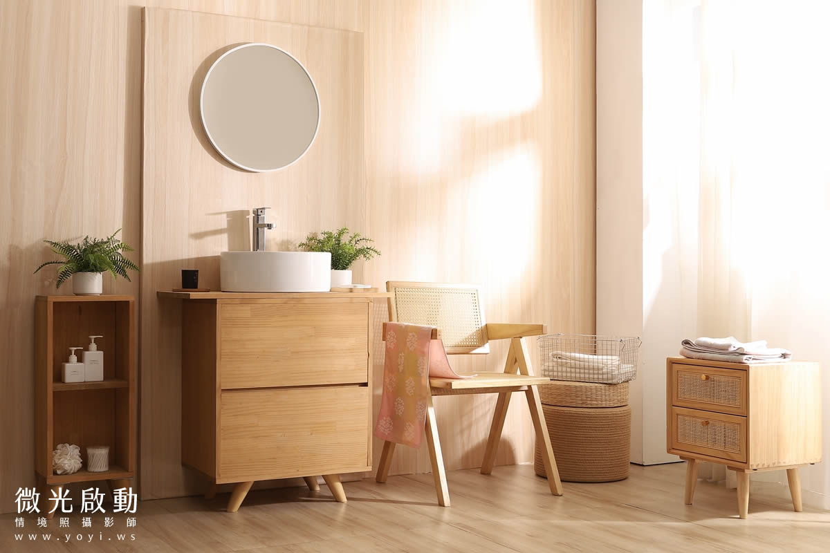 實木浴室櫃整體視角，強調產品在浴室空間中的擺設與燈光效果，營造居家氛圍。