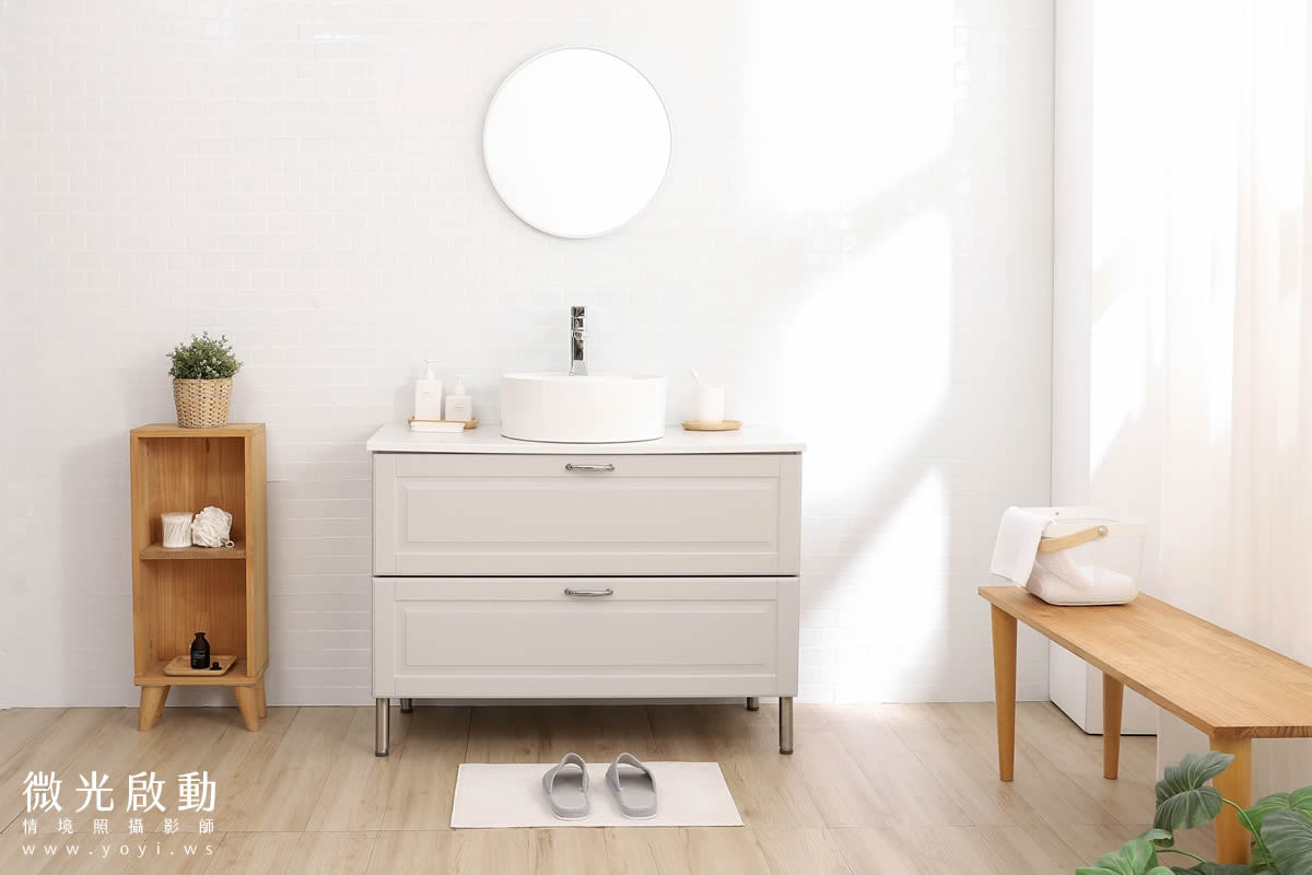 北歐木質極簡攝影棚浴室空景，自然柔光衛浴空間，適合沐浴用品、電商商品攝影棚出租