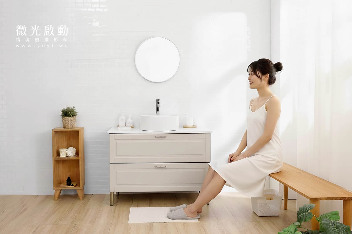 日系生活感人像棚拍：模特兒在攝影棚浴室景，展現日常洗漱與家居服，強調自然光線柔和氛圍