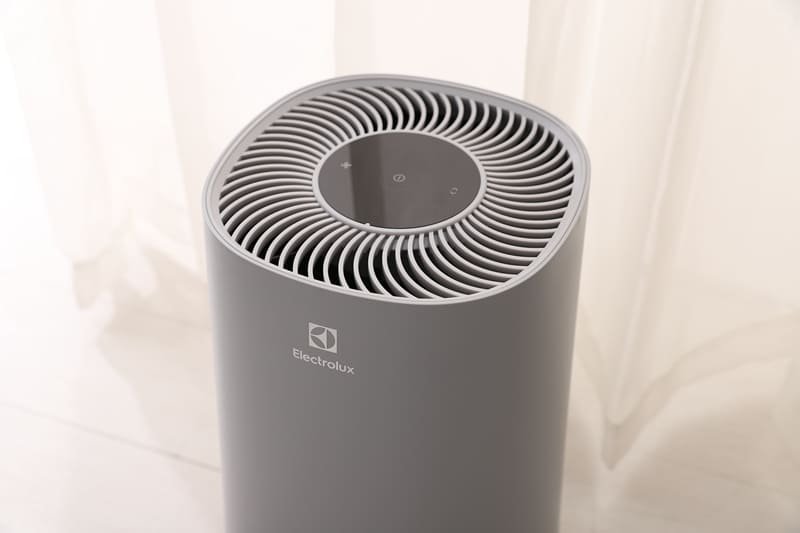 灰色伊萊克斯(Electrolux)空氣清淨機頂部的特寫照片,展示了螺旋狀出風口格柵和中央控制面板。
