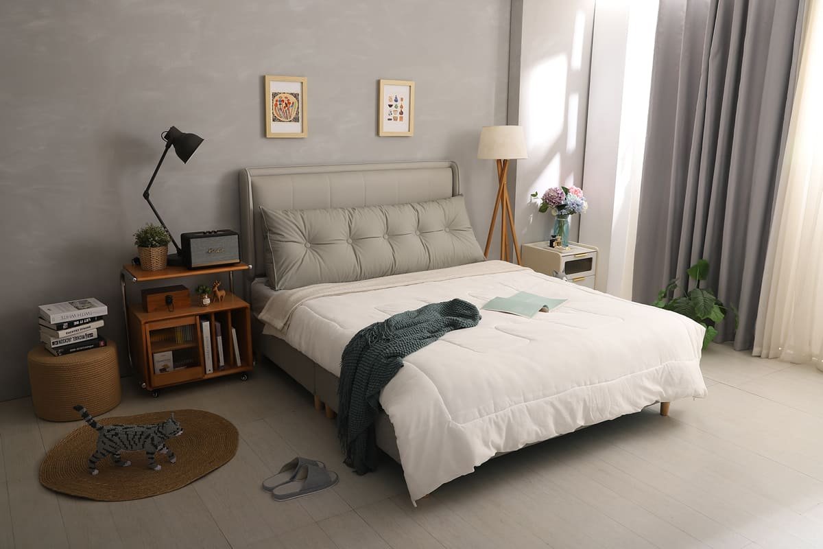 微光啟動攝影棚臥室景：灰色牆面與白色床組的現代風格室內陳設