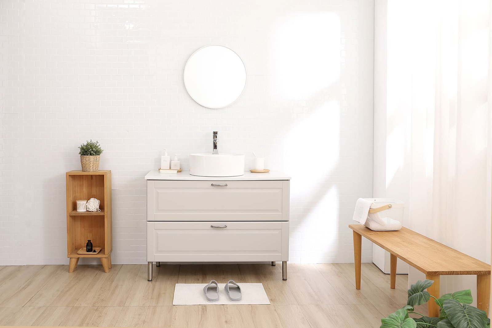 攝影棚景 現代簡約衛浴實景棚 白色地鐵磚浴室場景租借 淺灰色盥洗台產品攝影 木質收納架