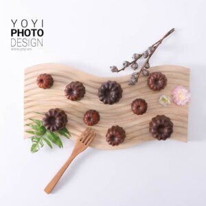 精緻可麗露的木盤饗宴美食攝影