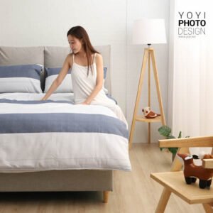 蓓爾寢具攝影： 北歐晨光灰藍條紋的極簡詩意情境攝影
