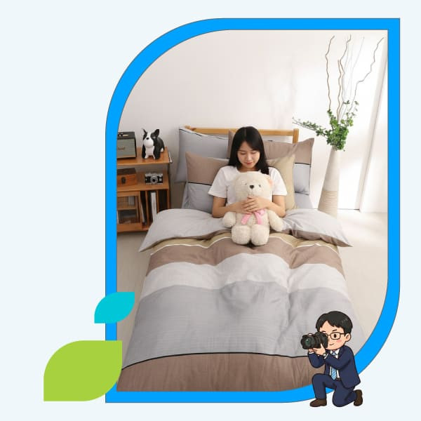 寢具商品情境攝影,模特兒展示舒適床包組的商業攝影作品。