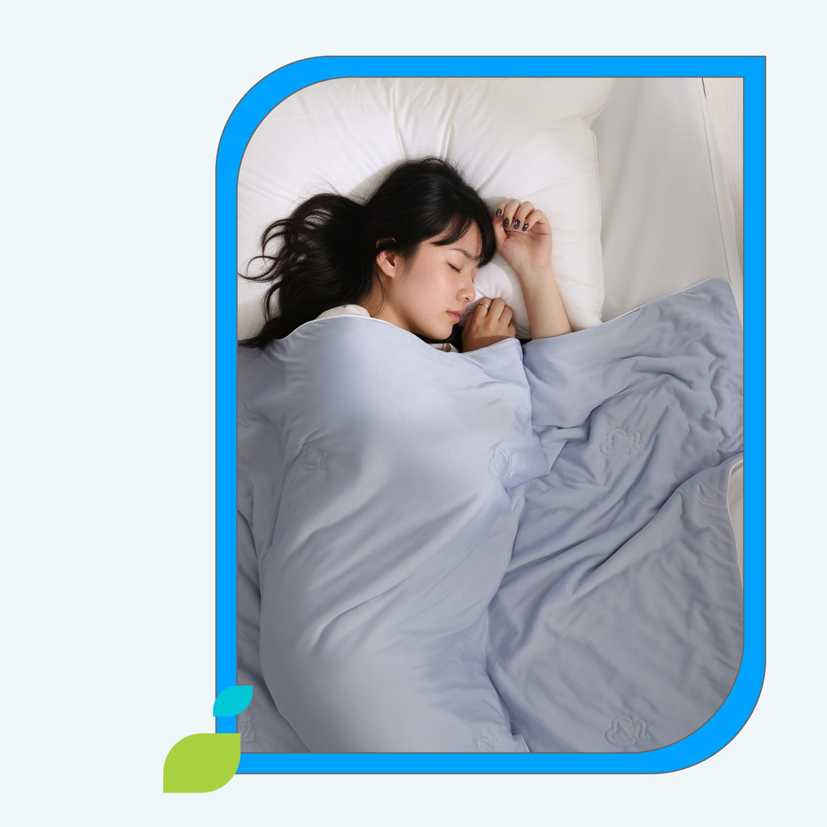 寢具商品情境攝影，模特兒展示舒適床包組的商業攝影作品。