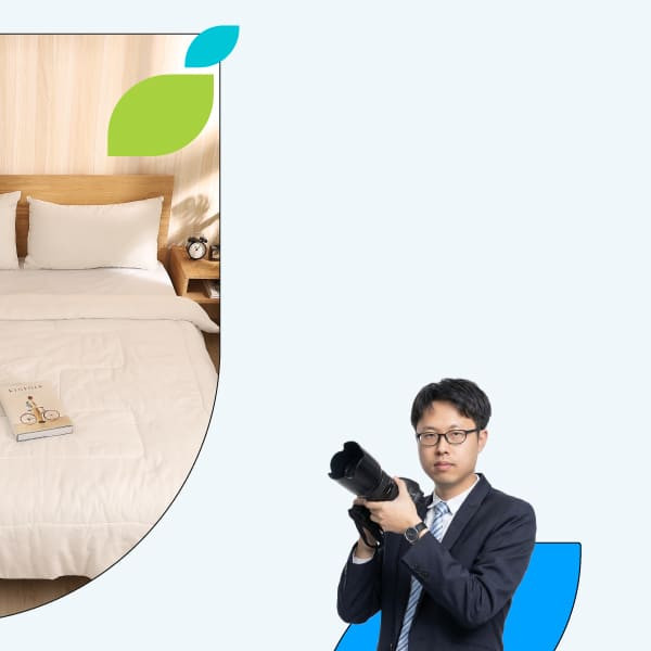 專業商業攝影師形象照,於寢具攝影棚內手持相機的工作照。